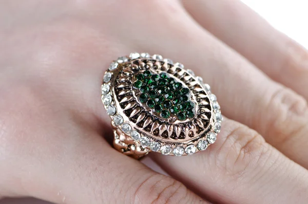 Az ujján viselt ékszergyűrű — Stock Fotó