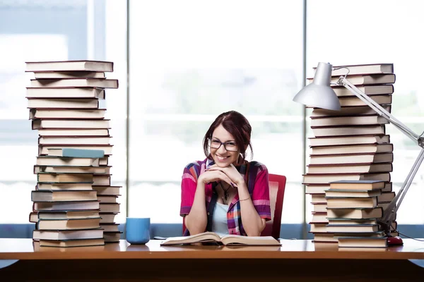 Jovem estudante se preparando para exames — Fotografia de Stock