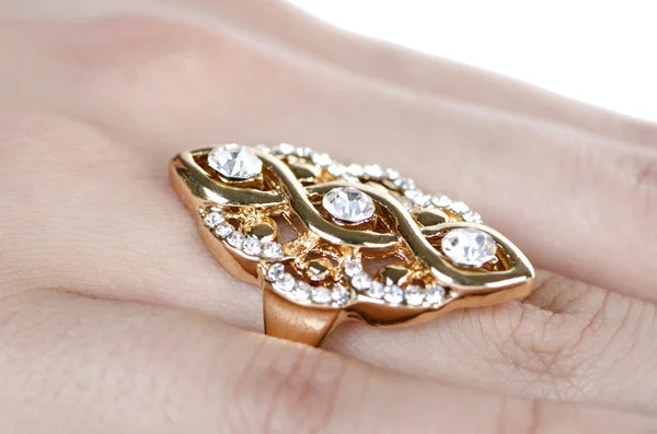 Anello di gioielleria indossato al dito — Foto Stock