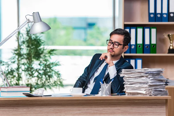 Jeune homme d'affaires stressé avec beaucoup de paperasserie — Photo