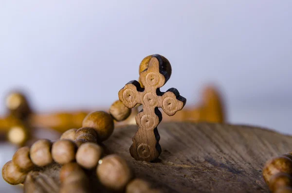 Bíblia e cruz no conceito religioso — Fotografia de Stock