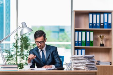 Stres ile lots-in evrak içinde genç işadamı