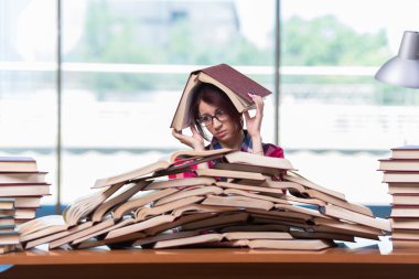 Üniversite sınavlarına hazırlanan genç kız öğrenci.