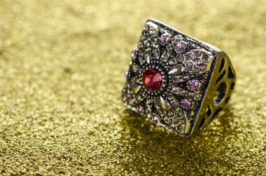 Mücevher yüzük parlak bir arka plana dayanır