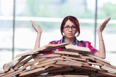 Üniversite sınavlarına hazırlanan genç kız öğrenci.