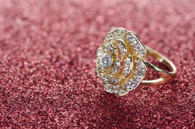 Mücevher yüzük parlak bir arka plana dayanır