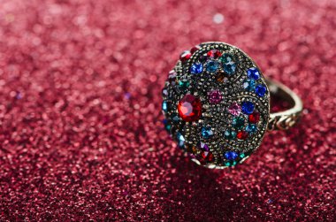 Mücevher yüzük parlak bir arka plana dayanır