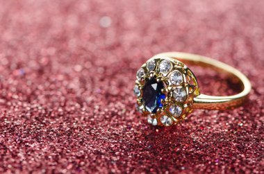 Mücevher yüzük parlak bir arka plana dayanır