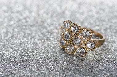 Mücevher yüzük parlak bir arka plana dayanır