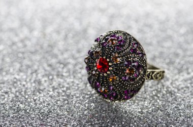 Mücevher yüzük parlak bir arka plana dayanır