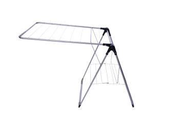 Katlanabilir çamaşır atı beyaz arkaplanda izole edildi