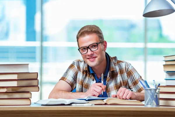 Giovane studente maschio preparazione per gli esami di scuola superiore — Foto Stock