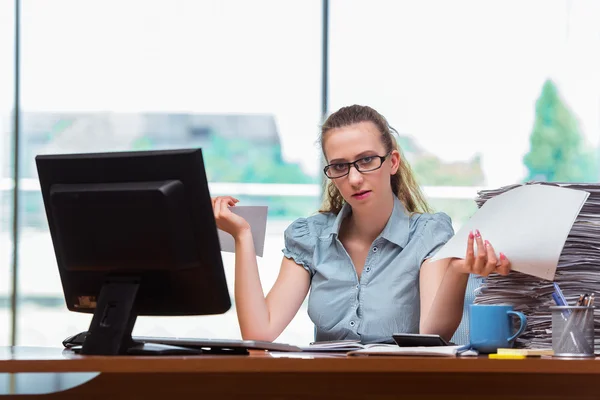 Gestresst zakenvrouw met stapel papier — Stockfoto