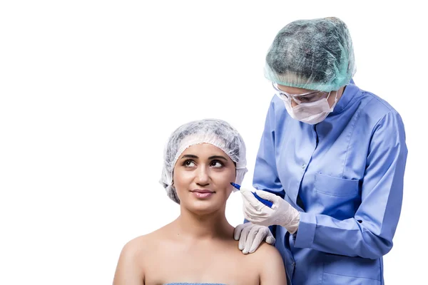 Молодая женщина готовится к пластической хирургии изолированы на белом — стоковое фото