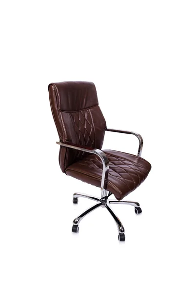 Beyaz izole kahverengi deri ofis koltuğu — Stok fotoğraf