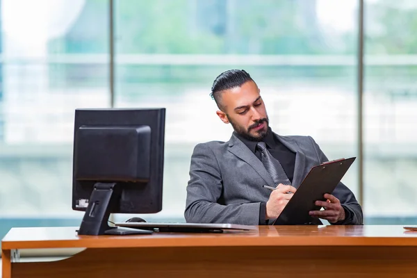 Triste homme d'affaires assis dans le bureau — Photo