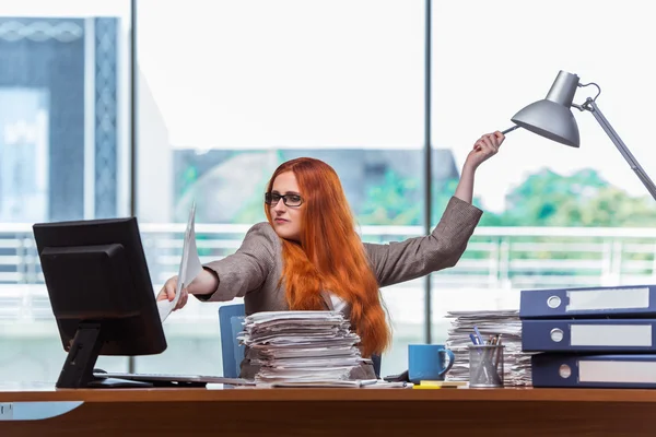 Empresária estressada com pilha de papéis — Fotografia de Stock