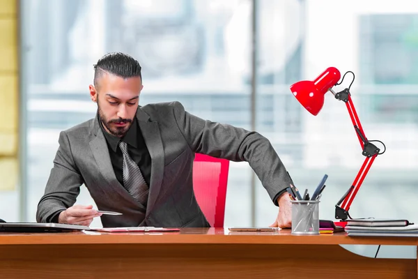 Hombre de negocios trabajando en este escritorio —  Fotos de Stock