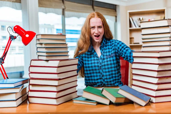 Jeune étudiante se préparant aux examens — Photo