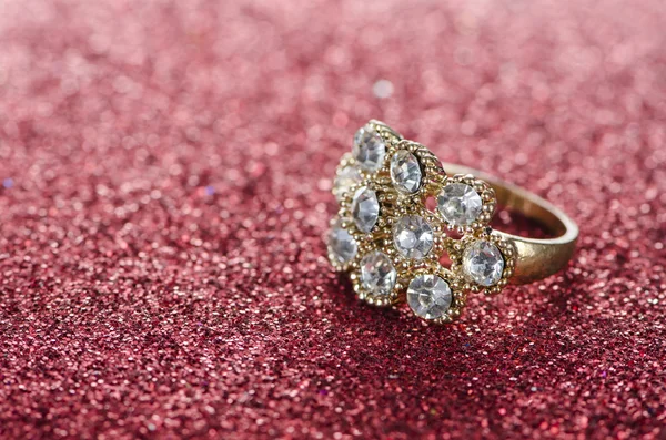 Bague bijoux sur fond brillant — Photo