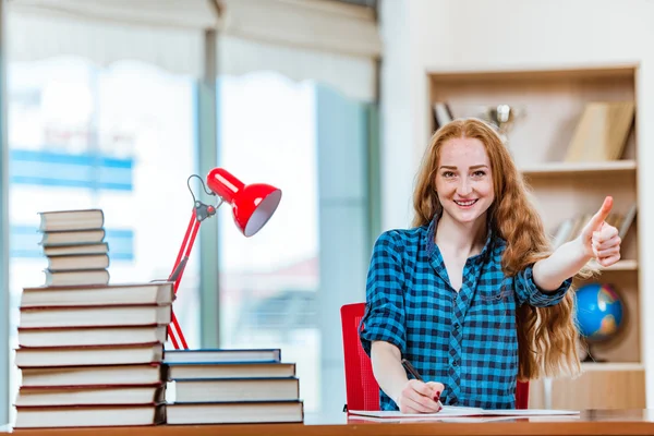 Młoda studentka przygotowująca się do egzaminów — Zdjęcie stockowe