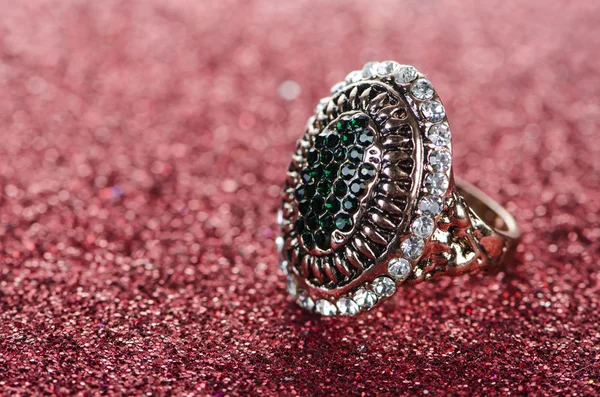 Pierścień biżuteria błyszczący tle — Zdjęcie stockowe
