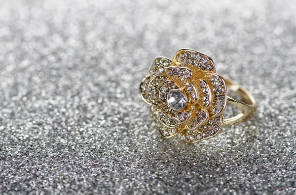 Bague bijoux sur fond brillant — Photo