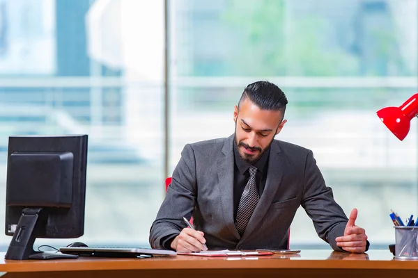 この机で働く男性ビジネスマン — ストック写真