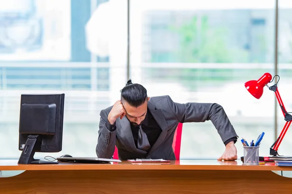 Uomo d'affari triste seduto in ufficio — Foto Stock