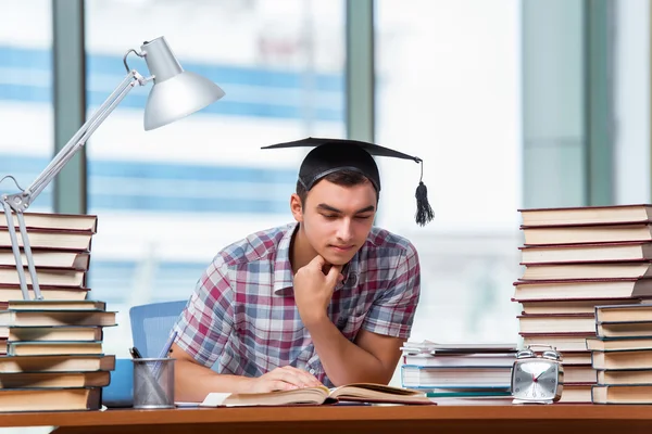 Jovem se preparando para os exames de graduação na faculdade — Fotografia de Stock