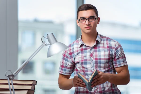 Ung student förbereder sig för collegeprov — Stockfoto