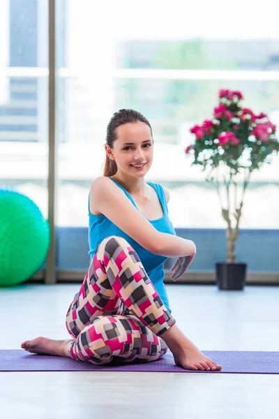 Young woman doing exercises in gym health concept — Stock Photo, Image