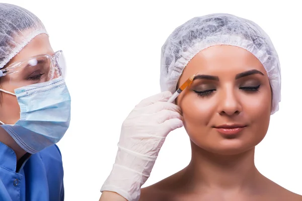 Genç kadın üzerinde beyaz izole Botox enjeksiyon için hazırlanıyor — Stok fotoğraf