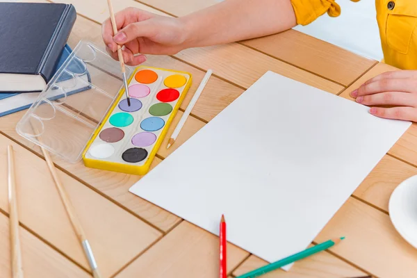 Joven escuela gilr dibujo de cuadros en casa —  Fotos de Stock