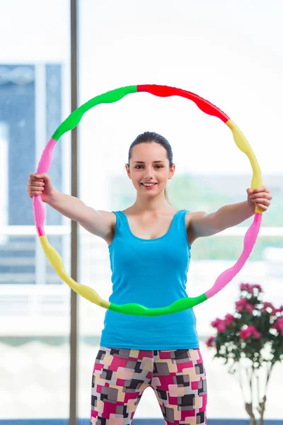 Mujer joven haciendo ejercicios en el concepto de salud gimnasio —  Fotos de Stock