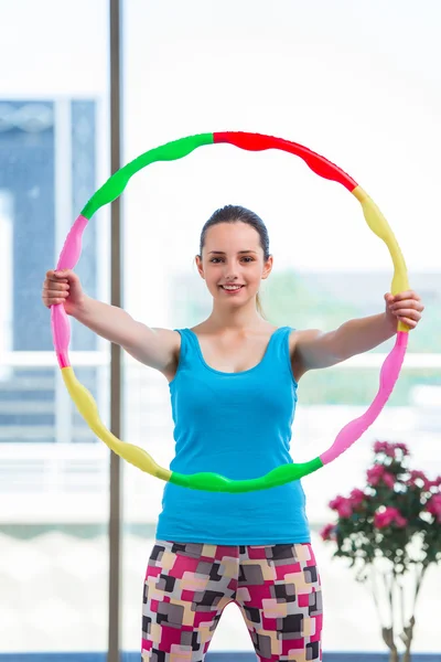 Jonge vrouw doen oefeningen in de sportschool gezondheid concept — Stockfoto