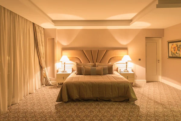 Moderní hotelový pokoj s velkou postelí — Stock fotografie