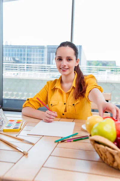 Young skolan gilr ritning bilder hemma — Stockfoto