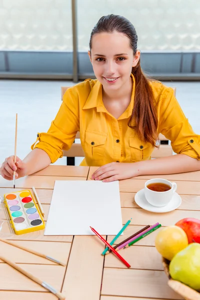 Молодой школьный Гилр рисует картины дома — стоковое фото