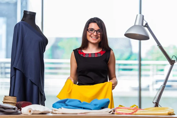 Kvinna skräddarsy arbetar på nya kläder — Stockfoto