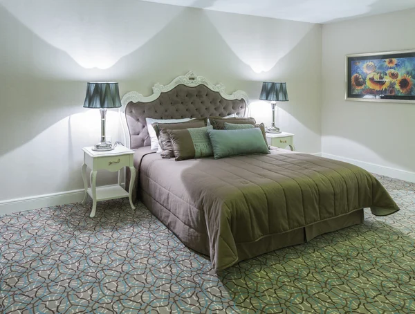 Moderne hotellrom med stor seng – stockfoto