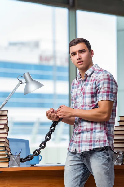 Jovem se preparando para os exames de graduação na faculdade — Fotografia de Stock