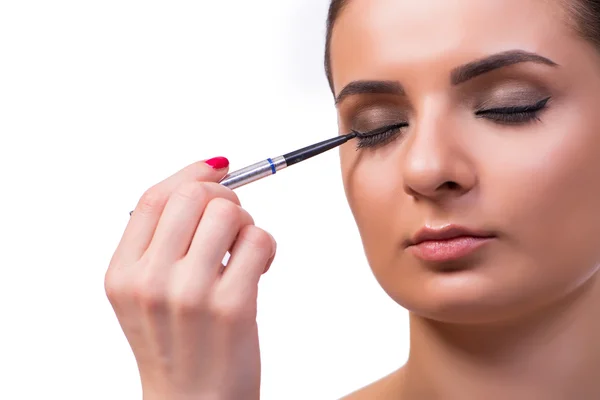 Mujer hermosa durante la sesión de cosméticos de maquillaje — Foto de Stock