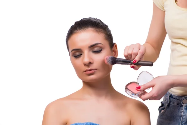 Krásná žena během make-up kosmetika — Stock fotografie