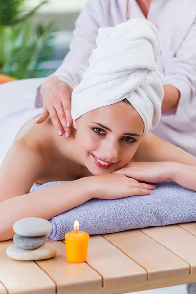 Mujer joven en concepto de spa — Foto de Stock