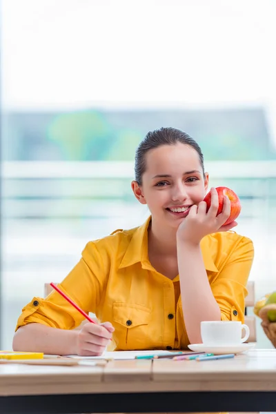 Young skolan gilr ritning bilder hemma — Stockfoto