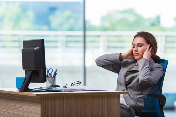 Jeune femme d'affaires fatiguée après une longue journée de travail — Photo