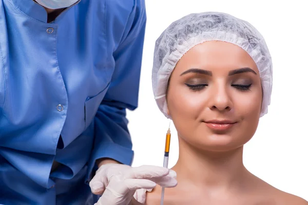 Genç kadın üzerinde beyaz izole Botox enjeksiyon için hazırlanıyor — Stok fotoğraf