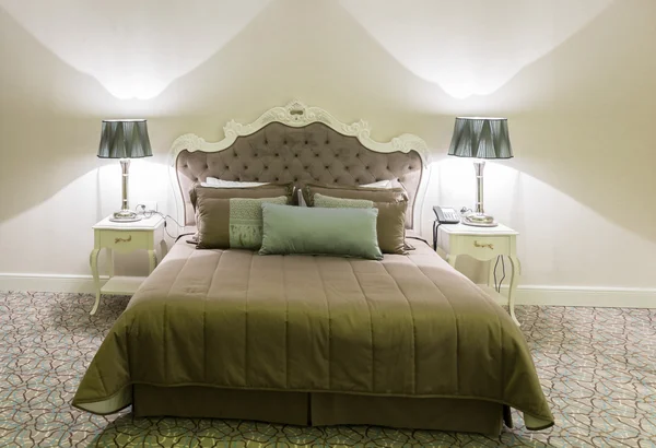 Modern hotel room with big bed — Stock Photo, Image