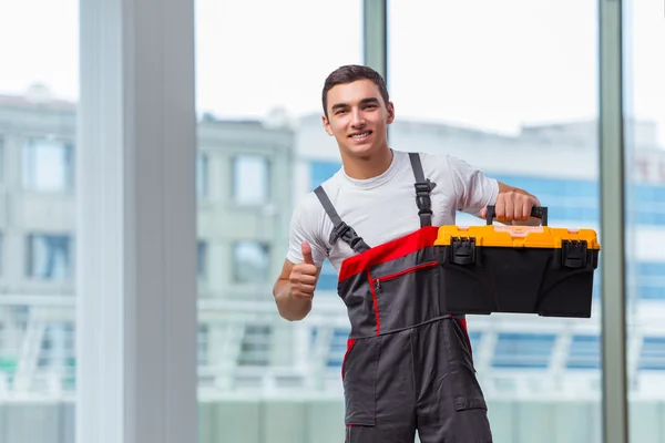 Unga snickare arbetar på byggarbetsplatsen — Stockfoto